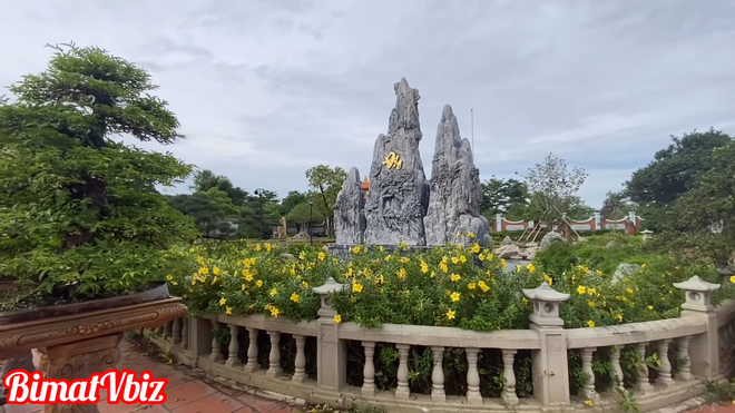 Hoài Linh đội nón, cầm máy cắt cỏ làm quần quật và tiết lộ thói quen ăn uống - Ảnh 1.