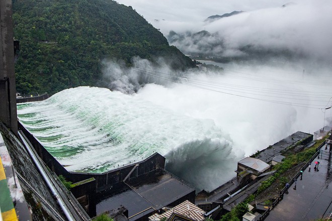 Đập thủy điện Trung Quốc xả lũ: Mặt sông tựa như mặt biển, như cuồng phong gào thét - Ảnh 7.