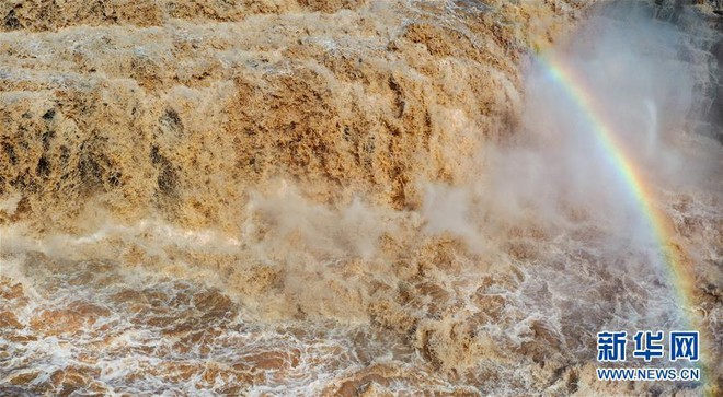 Hoàng Hà ngàn dặm đổ về một chiếc hồ lô: Cảnh tượng kỳ vĩ hiếm gặp của thác nước vàng lớn nhất thế giới - Ảnh 4.