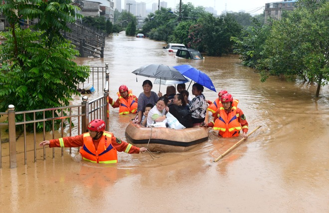 Cảnh tượng gây choáng ở TQ: Căn nhà 3 tầng bị nước lũ quật ngã chỉ sau vài giây ngắn ngủi - Ảnh 4.