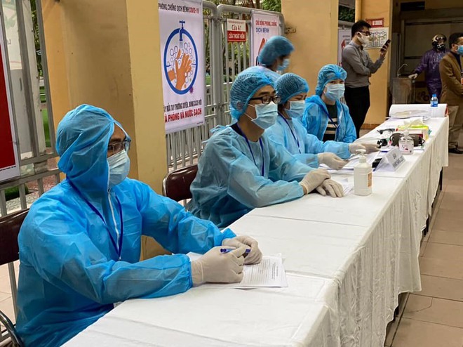 8 nhân viên y tế nhiễm COVID-19; 1 người diễn tiến nặng, tình huống xấu có thể phải lọc máu, chạy ECMO - Ảnh 1.