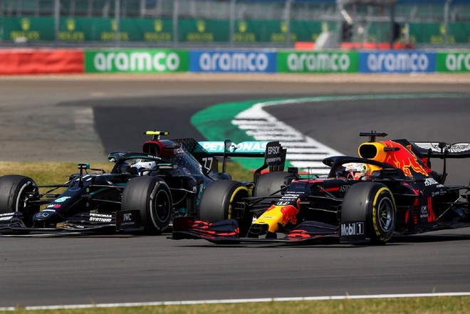 Red Bull soán ngôi Mercedes ngoạn mục tại chặng đua kỷ niệm 70 năm F1 - Ảnh 1.