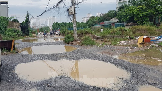 Giữa Thủ đô, đoạn đường nghìn tỷ chi chít ổ trâu, ổ gà” vì 18 năm làm chưa xong - Ảnh 16.