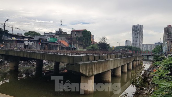 Giữa Thủ đô, đoạn đường nghìn tỷ chi chít ổ trâu, ổ gà” vì 18 năm làm chưa xong - Ảnh 8.