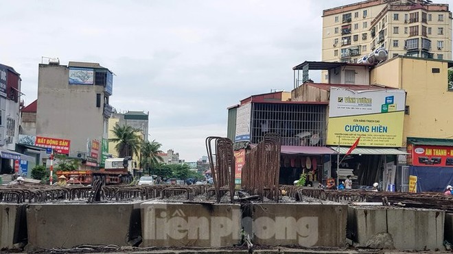 Giữa Thủ đô, đoạn đường nghìn tỷ chi chít ổ trâu, ổ gà” vì 18 năm làm chưa xong - Ảnh 9.