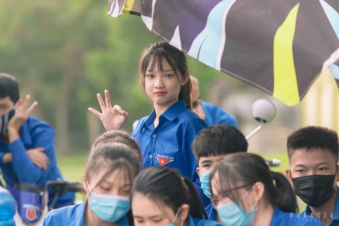 Nữ sinh Nghệ An gây chú ý vì cái nhăn mặt xinh đẹp trong kỳ thi tốt nghiệp THPT 2020 - Ảnh 2.