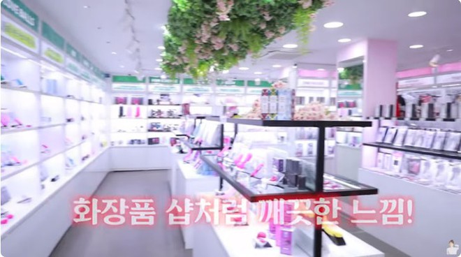 Nữ idol K-pop gây tranh cãi vì vào cửa hàng đồ chơi tình dục - Ảnh 2.