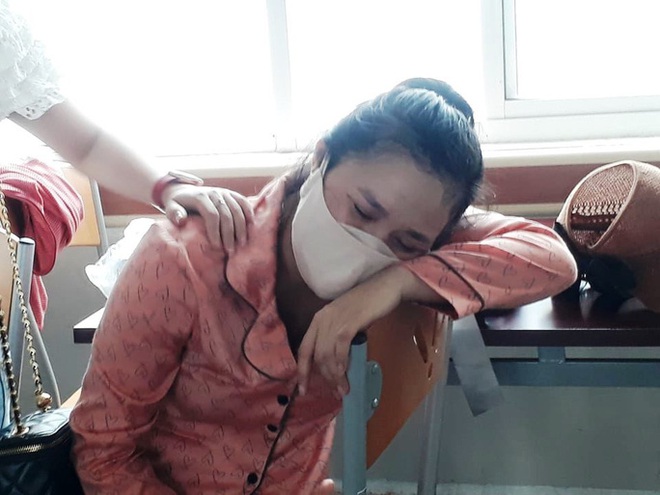 Bé gái tử vong bất thường sau sinh, người nhà vây bệnh viện - Ảnh 2.