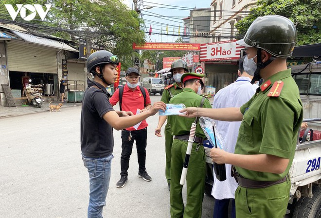 Hà Nội xử phạt hàng loạt trường hợp không đeo khẩu trang khi ra đường - Ảnh 7.