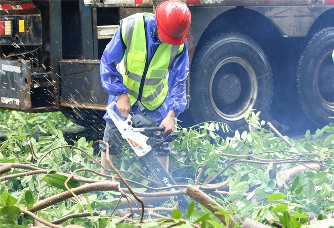 Cơn bão nóng tính tập kích TQ: Xé rách nhà xưởng, bẻ gãy đèn giao thông, quật ngã cảnh sát trực chiến - Ảnh 7.