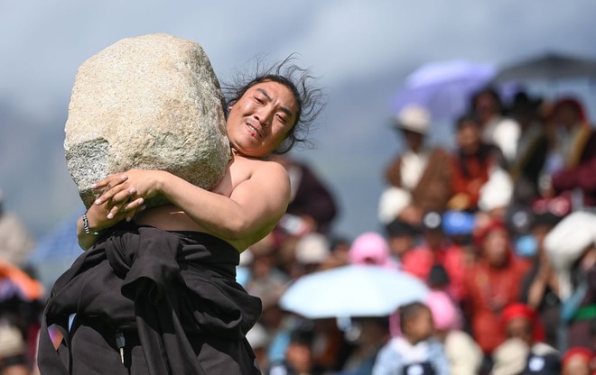 24h qua ảnh: Bão đưa tàu hoang trôi dạt vào bờ biển Nga - Ảnh 1.