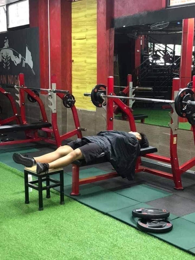 Bức Ảnh Chồng Ngủ Trong Phòng Tập Gym Bị Vợ Phát Hiện Và Sự Thật Do Nam  Chính Tiết Lộ