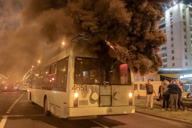 24h qua ảnh: Bão đưa tàu hoang trôi dạt vào bờ biển Nga - Ảnh 4.