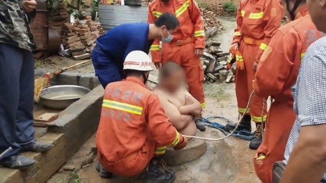 Trung Quốc: Nam thanh niên sống sót thần kỳ nhờ bụng quá to, không lọt nổi xuống giếng - Ảnh 1.
