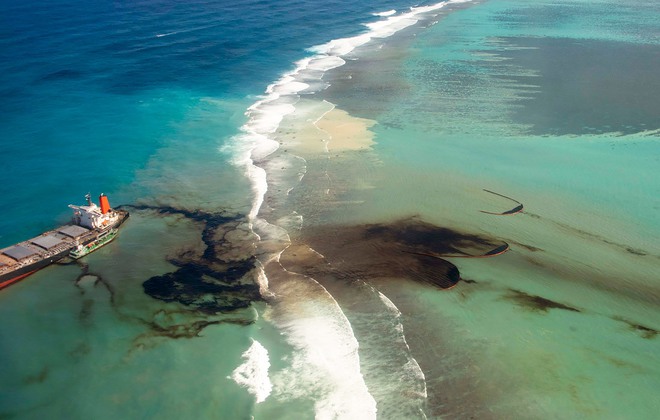 Cận cảnh thảm họa môi trường ngoài khơi quốc đảo Mauritius - Ảnh 2.