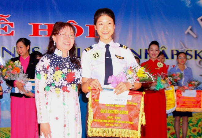 Tiểu sử ít biết về nữ cơ trưởng Huỳnh Lý Đông Phương: Từng lén gia đình đi thi lái máy bay chiến đấu, muốn làm phi công nhưng bị say máy bay - Ảnh 10.
