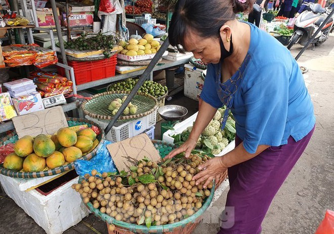 Gặp khó vì dịch COVID -19, nhãn giá rẻ tràn ngập đường phố Thủ đô - Ảnh 2.