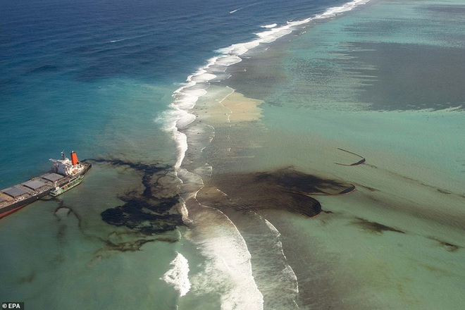 Tàu dầu mắc cạn bị xẻ làm đôi, thiên đường Mauritius than khóc - Ảnh 1.