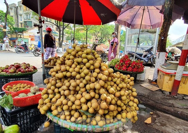 Gặp khó vì dịch COVID -19, nhãn giá rẻ tràn ngập đường phố Thủ đô - Ảnh 3.