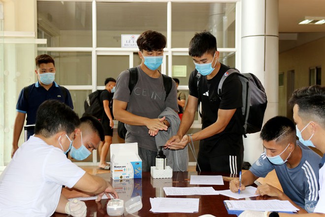 ĐT U22 Việt Nam nghiêm túc thực hiện kiểm tra y tế trong ngày hội quân - Ảnh 16.