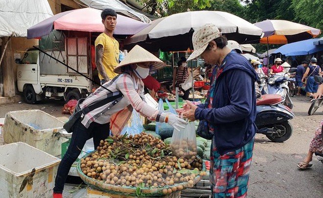 Gặp khó vì dịch COVID -19, nhãn giá rẻ tràn ngập đường phố Thủ đô - Ảnh 5.