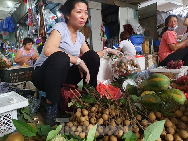 Gặp khó vì dịch COVID -19, nhãn giá rẻ tràn ngập đường phố Thủ đô - Ảnh 7.