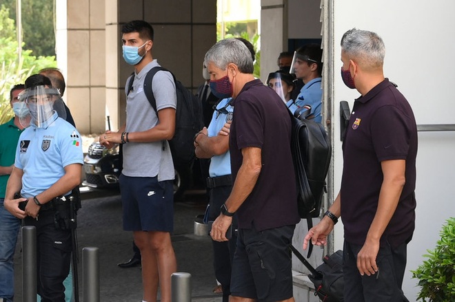 Messi và các đồng đội buồn bã, lặng lẽ trở về Tây Ban Nha sau thất bại tan nát trước Bayern - Ảnh 7.