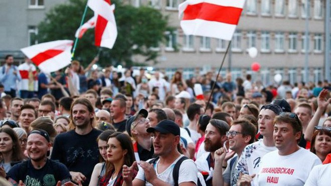Biển người biểu tình ở Belarus, Nga và NATO ghìm nhau - Ảnh 2.