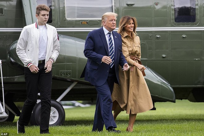 Hoàng tử Nhà Trắng Barron Trump lộ diện trước công chúng sau một thời gian dài vắng mặt, gây chú ý với chiều cao và vóc dáng khủng - Ảnh 3.