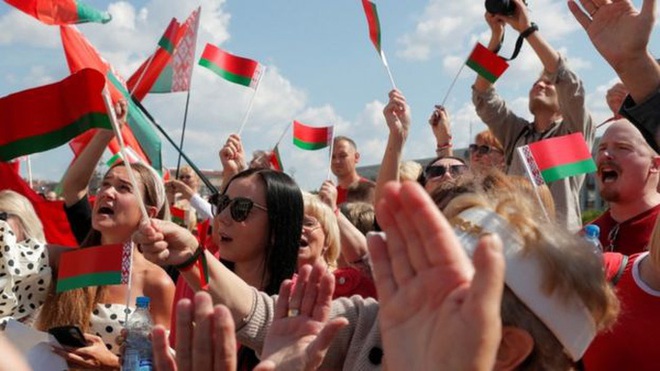 Biển người biểu tình ở Belarus, Nga và NATO ghìm nhau - Ảnh 3.