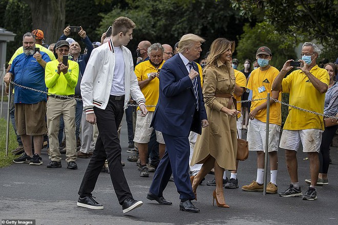  Hoàng tử Nhà Trắng Barron Trump lộ diện trước công chúng sau một thời gian dài vắng mặt, gây chú ý với chiều cao và vóc dáng khủng - Ảnh 4.
