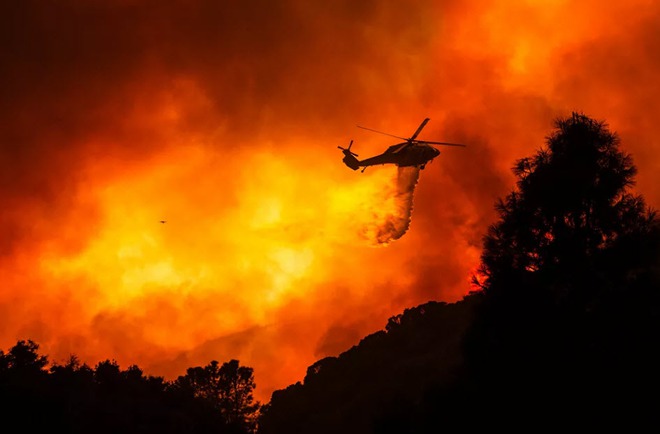 24h qua ảnh: Hàng loạt ô tô bị cháy rừng thiêu rụi ở Mỹ - Ảnh 3.