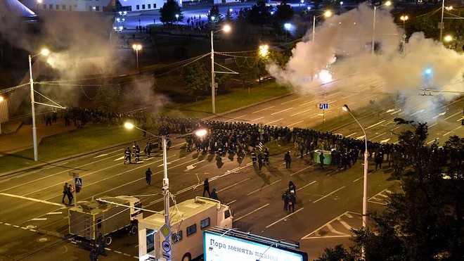 Belarus hỗn loạn hậu bầu cử: Châu Âu muốn siết chặt vòng kim cô trừng phạt, ông Putin nói gì? - Ảnh 1.