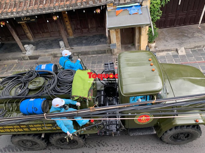 Bộ Quốc phòng vào cuộc, phố cổ Hội An được phun thuốc khử khuẩn chống Covid-19 - Ảnh 2.