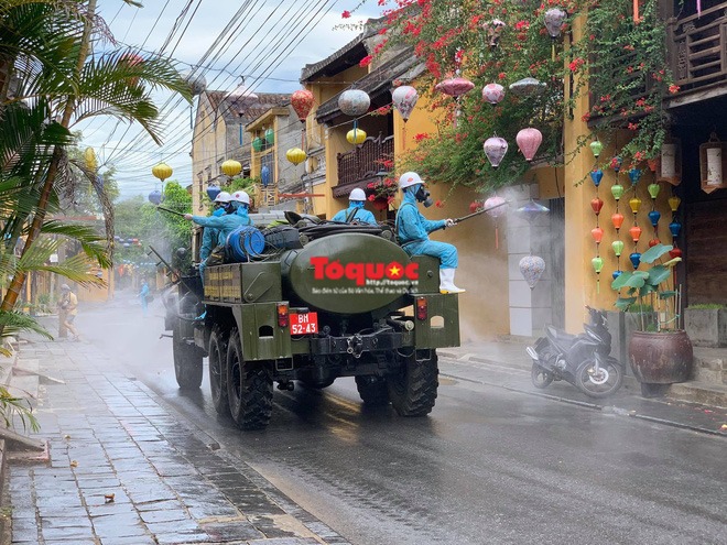 Bộ Quốc phòng vào cuộc, phố cổ Hội An được phun thuốc khử khuẩn chống Covid-19 - Ảnh 6.