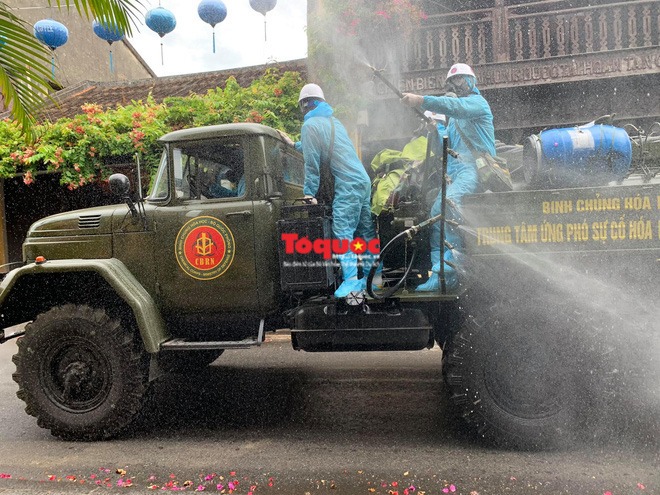 Bộ Quốc phòng vào cuộc, phố cổ Hội An được phun thuốc khử khuẩn chống Covid-19 - Ảnh 5.