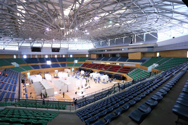 Thần tốc hoàn thiện bệnh viện dã chiến 300 giường trong nhà thi đấu Cung Thể thao ở Đà Nẵng - Ảnh 2.
