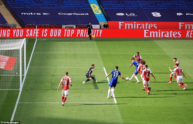 Đánh bại Chelsea, Arsenal lên ngôi vô địch trong ngày trọng tài dính scandal không kém V.League - Ảnh 1.
