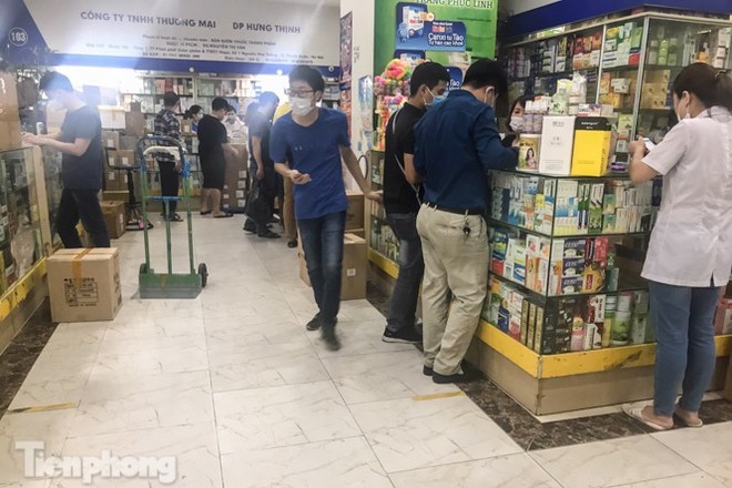 Dân mỏi mắt tìm mua khẩu trang y tế ở chợ thuốc lớn nhất Hà Nội - Ảnh 2.