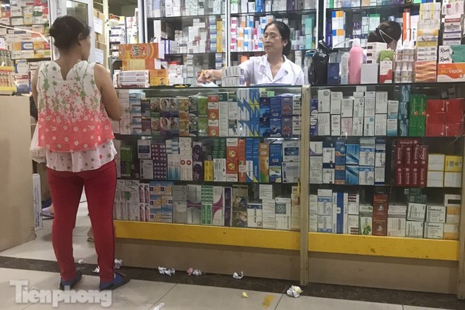 Dân mỏi mắt tìm mua khẩu trang y tế ở chợ thuốc lớn nhất Hà Nội - Ảnh 3.