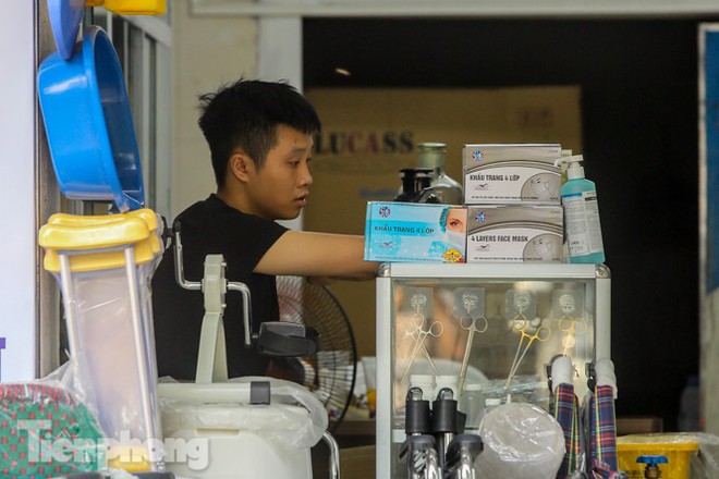 Dân mỏi mắt tìm mua khẩu trang y tế ở chợ thuốc lớn nhất Hà Nội - Ảnh 7.