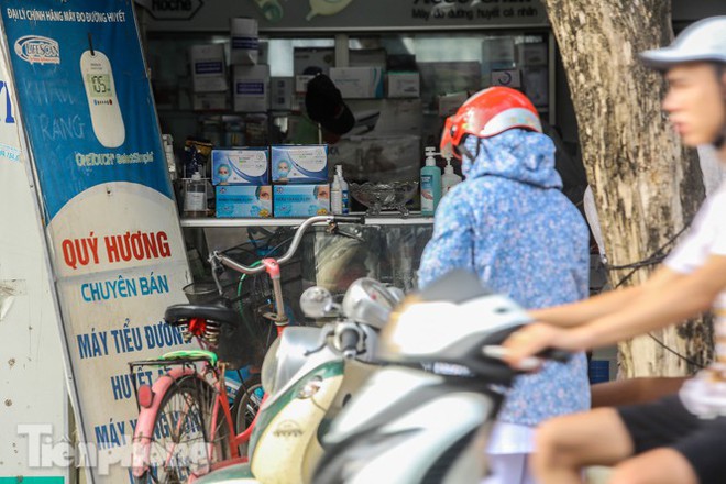 Dân mỏi mắt tìm mua khẩu trang y tế ở chợ thuốc lớn nhất Hà Nội - Ảnh 8.