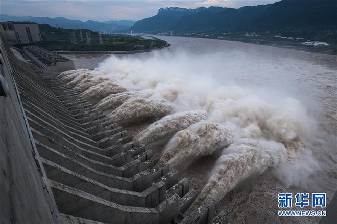 Trung Quốc gấp rút đối phó đỉnh lũ siêu lớn trên sông Trường Giang - Ảnh 1.
