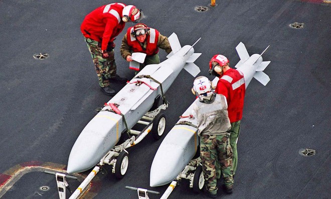 Vũ khí lai giữa bom và tên lửa mạnh bậc nhất TQ bị chuyên gia Mỹ chê tơi tả - Ảnh 2.