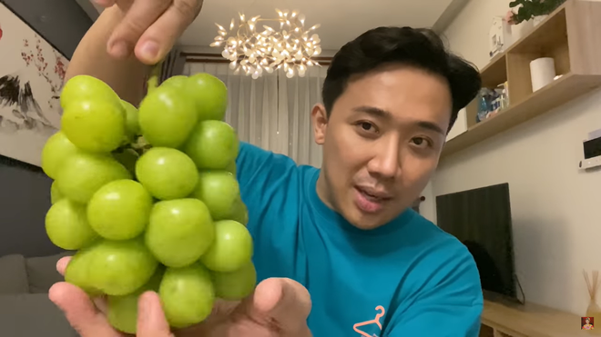 Trấn Thành review chùm nho 11 triệu: Ai cho thì ăn chứ tôi không bao giờ mua - Ảnh 3. Trấn Thành review chùm nho 11 triệu: Ai cho thì ăn chứ tôi không bao giờ mua - Ảnh 3.