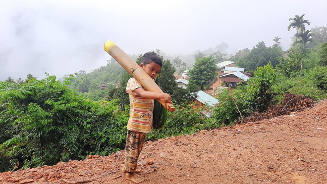 Cậu bé chân trần đi bộ đường núi, vác cây măng trên vai gửi tặng người dân ở tâm dịch Đà Nẵng - Ảnh 1.