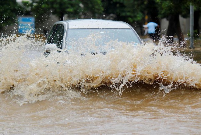 24h qua ảnh: Người đàn ông điều khiển xe lừa trên phố ngập lụt - Ảnh 3.