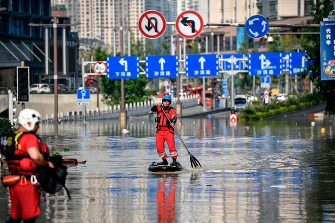 24h qua ảnh: Người đàn ông điều khiển xe lừa trên phố ngập lụt - Ảnh 8.
