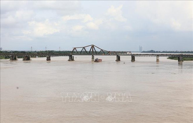 Mực nước sông Hồng ở Hà Nội lên nhanh, nguy cơ ngập lụt vùng trũng và bãi bồi - Ảnh 1.