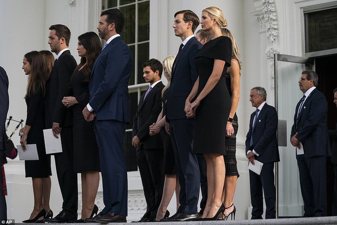 Ông Trump xúc động, được vợ nắm tay an ủi trong tang lễ em trai ở Nhà Trắng - Ảnh 1.